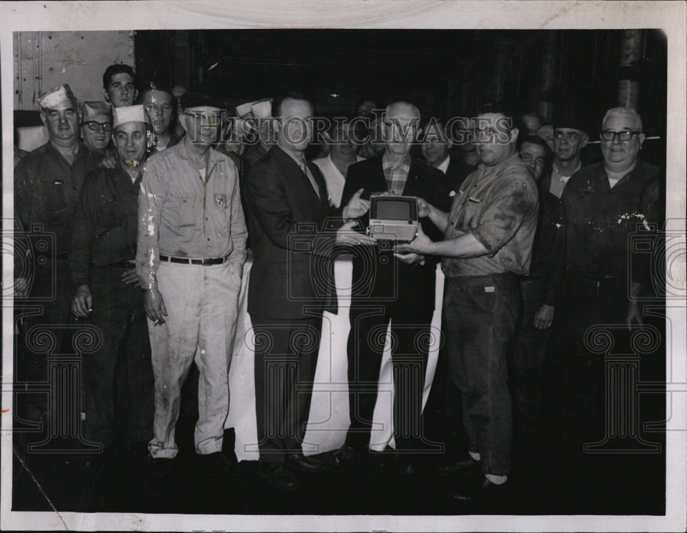 1970 Press Photo Harry Lyons Receiving Gift For Retirement From Co-Workers - Historic Images