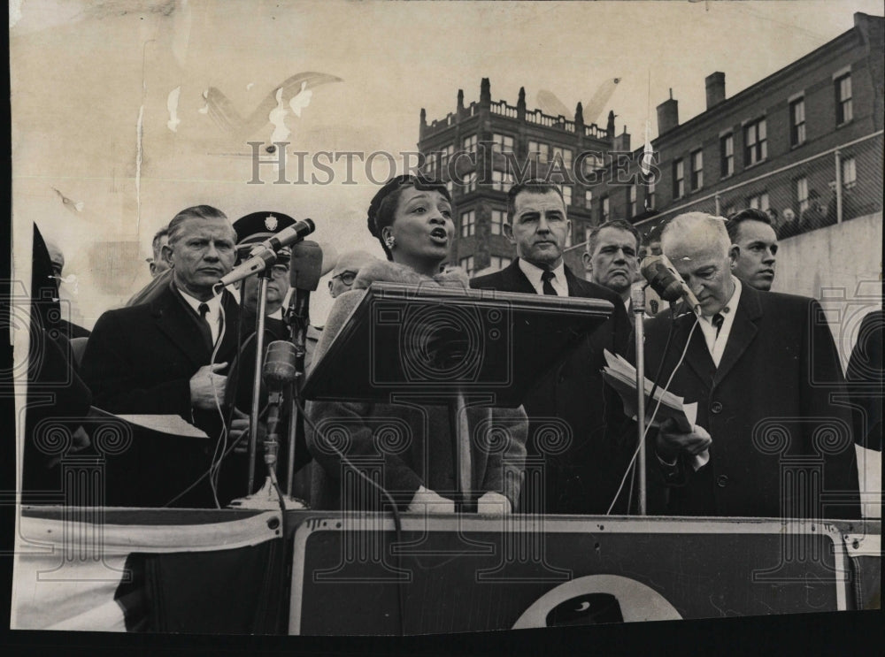 1965 Press Photo Mrs. Ruby Jones Sings Star Spangled Banner At Turnpike Opening - Historic Images