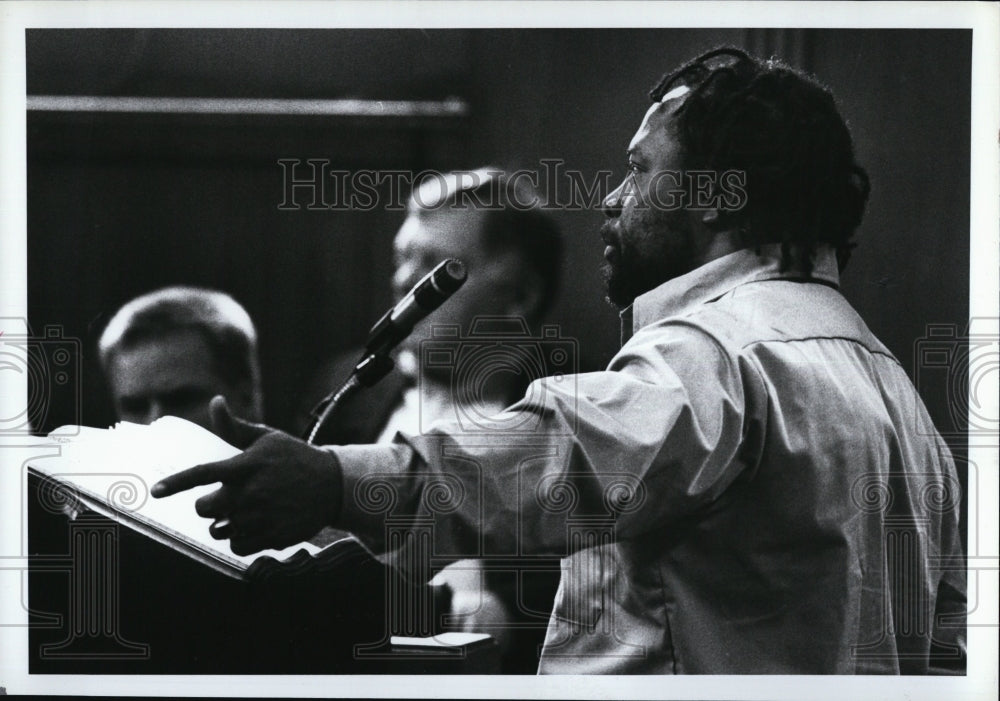 1994 Press Photo Defendant Lorenzo Jones Defends Himself In Rape Trial - Historic Images