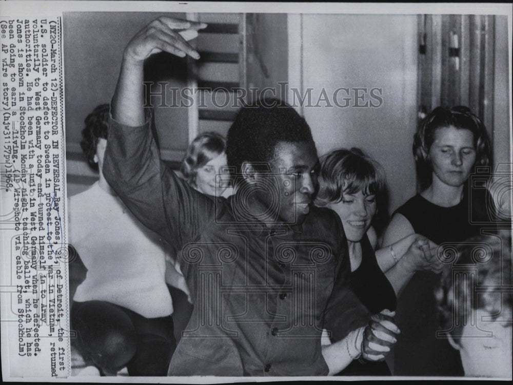 1986 Press Photo Ray Jones U.S. Solider returns to West Germany Teaching ballet - Historic Images