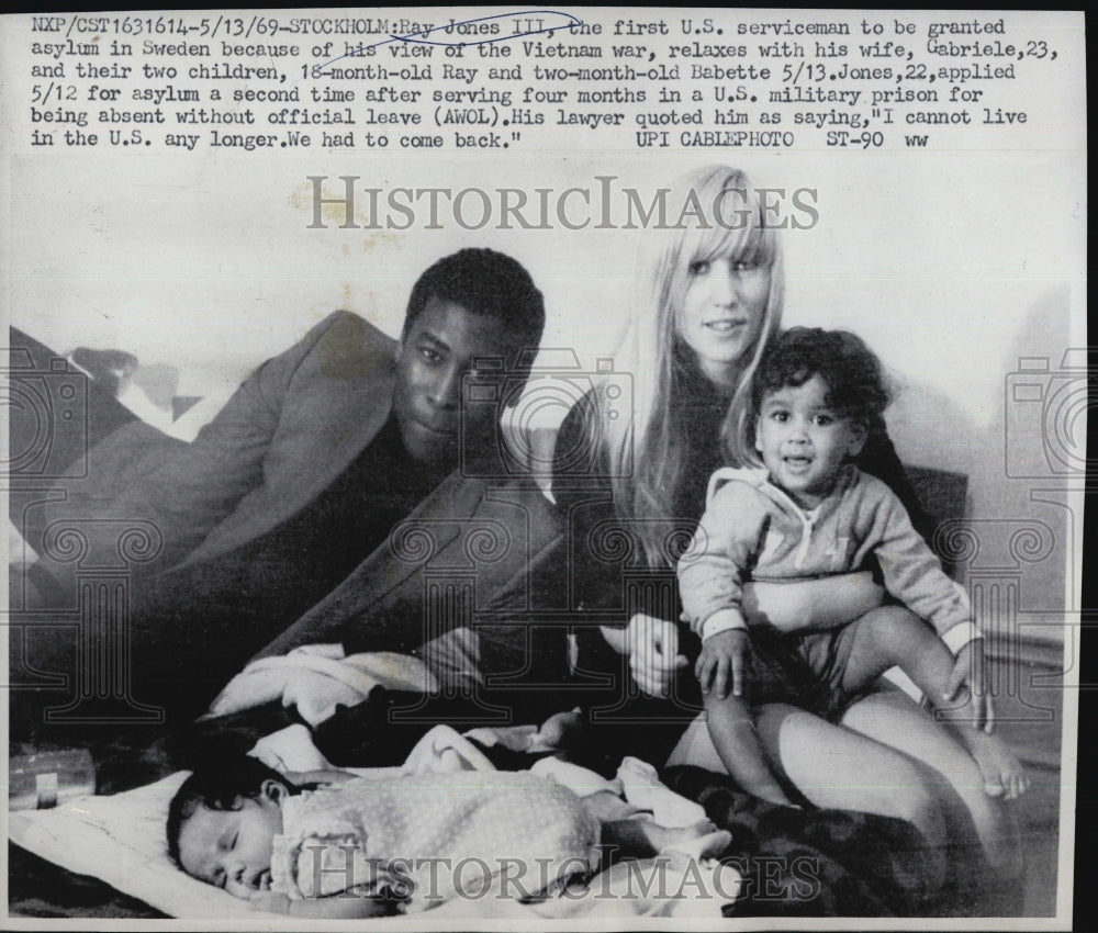 1969 Press Photo Ray Jones III US Serviceman relaxes with wife and Children - Historic Images