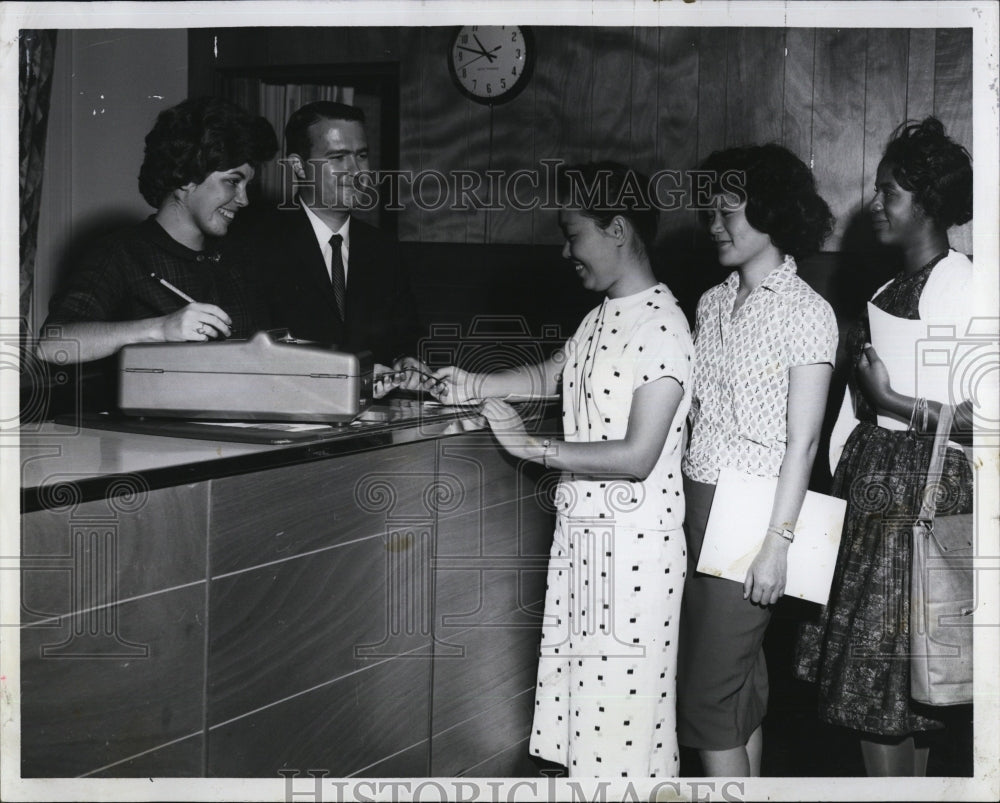 1961 Press Photo Ralph Jones Cleveland Mary Driscoll Registers Students - Historic Images