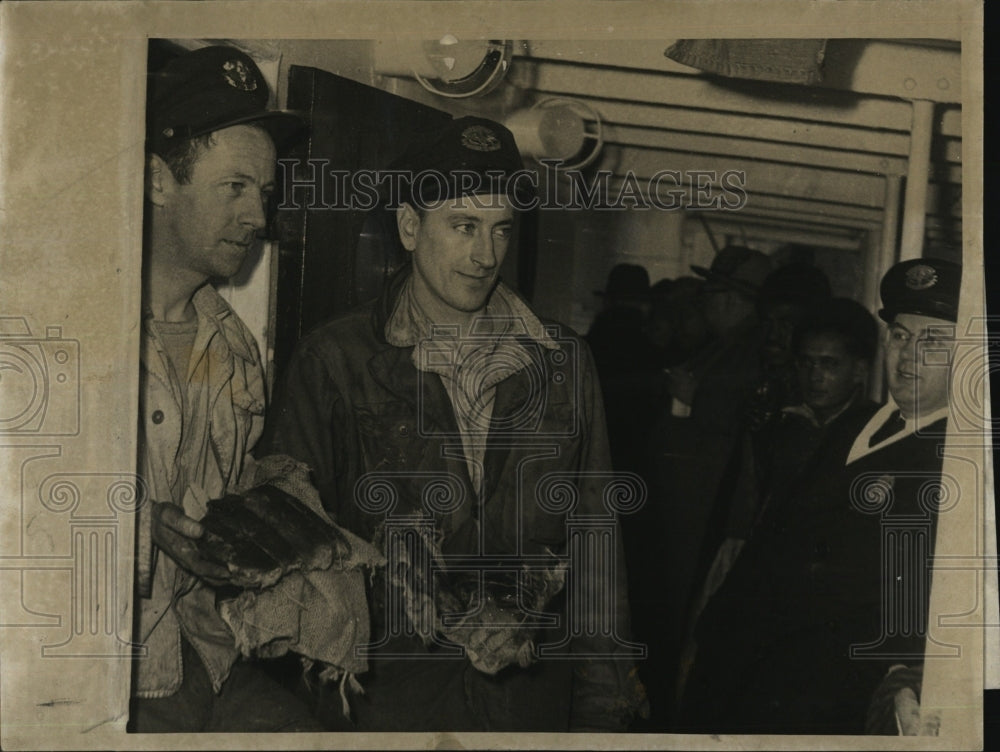 1950 Press Photo William T. Fitzpatrick Joseph Goods Customs Inspectors - Historic Images