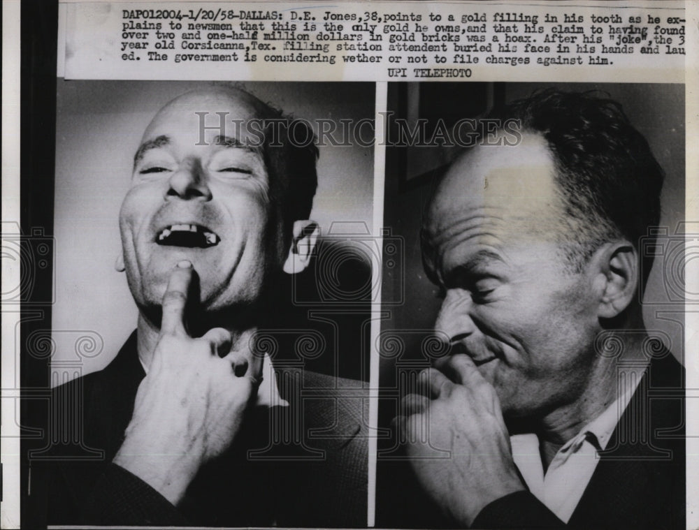 1958 Press Photo D.E. Jones Pointing To Gold Filling After Joke - Historic Images