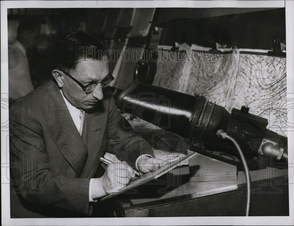 1955 Press Photo Oscar Tenebaum Cheif Forcaster for U.S. Weather Bureau - Historic Images