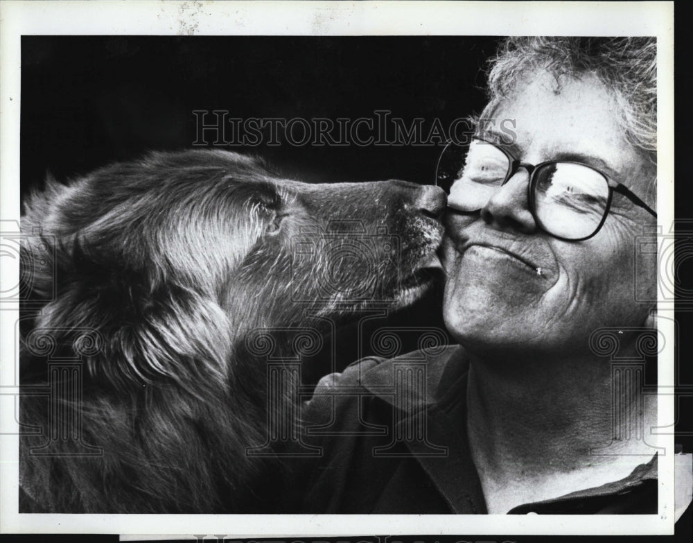 1993 Press Photo Elizabeth Thomas Author of new Dog habit Book - RSM01809 - Historic Images