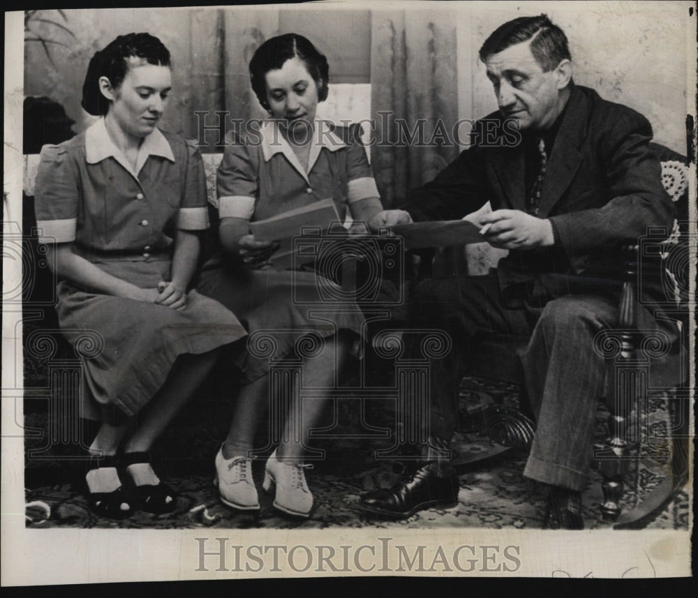 1949 Press Photo Stephen Thuransky with wife Margaret and Daughter - RSM01819 - Historic Images