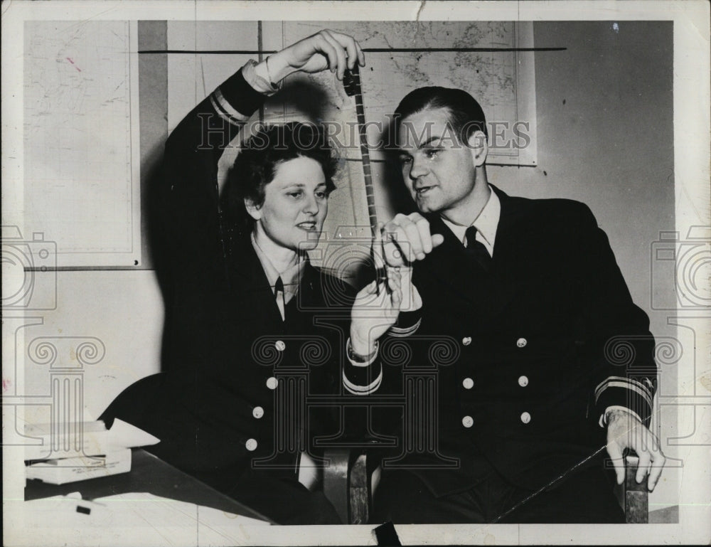 1943 Press Photo Lt. Frances Rich of Women&#39;s Reserve and Lt. Paul Grigsby - Historic Images