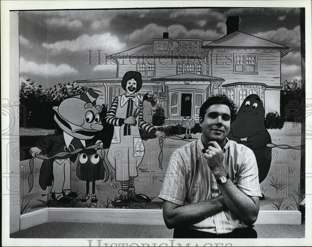 1987 Press Photo Andy Richards, Director, Ronald McDonald House & Mural - Historic Images