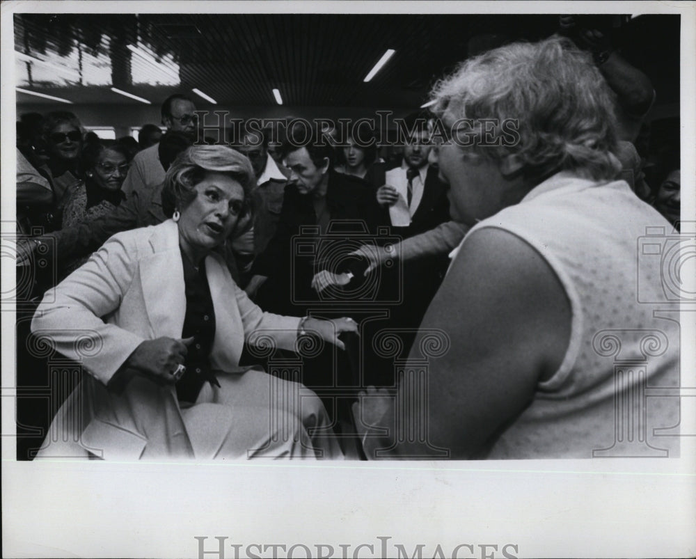 1977 Press Photo Entertainer Totie Fields During Press Conference At Airport - Historic Images