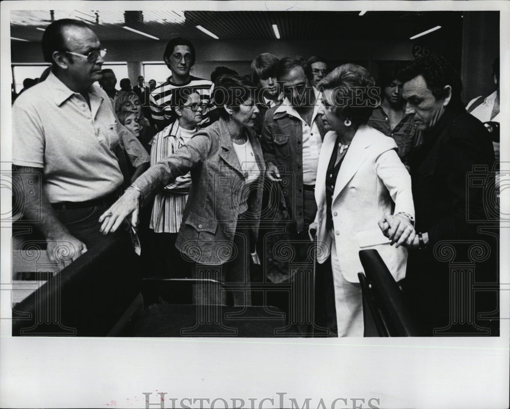 1977 Press Photo Entertainer Totie Fields During Press Conference At Airport - Historic Images