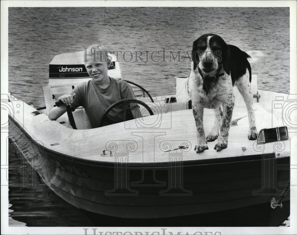 1988 Press Photo Bryan Becker on Boat with Dog Trooper at Tripp's Marina - Historic Images