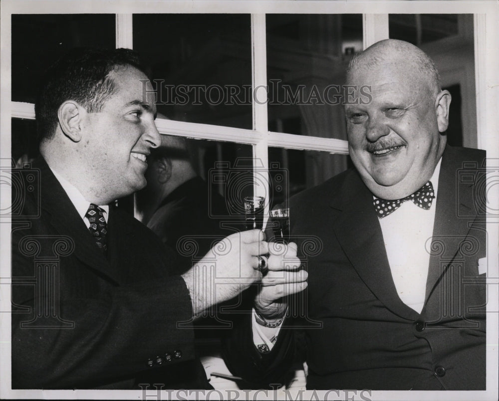 1958 Press Photo Gen. Manager Of Somerset Hotel Paul Sonnabend &amp; James Beard - Historic Images