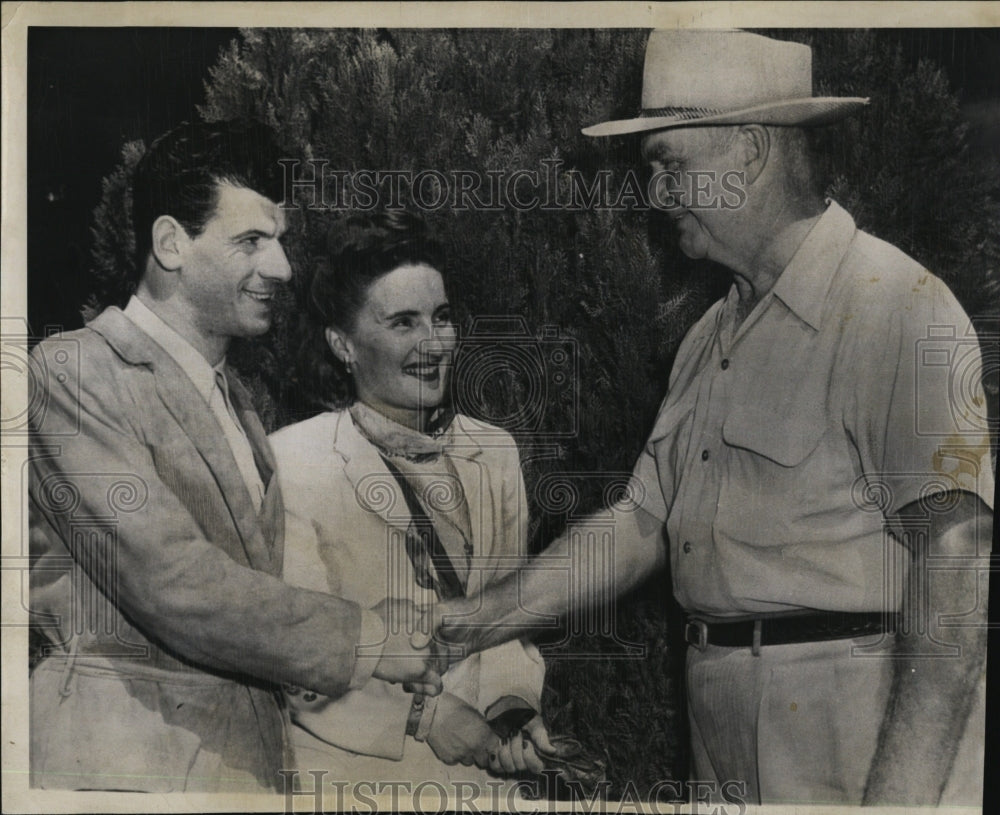 1949 Press Photo Betty Ferreri &amp; Husband At Wedding Chapel In Las Vegas - Historic Images