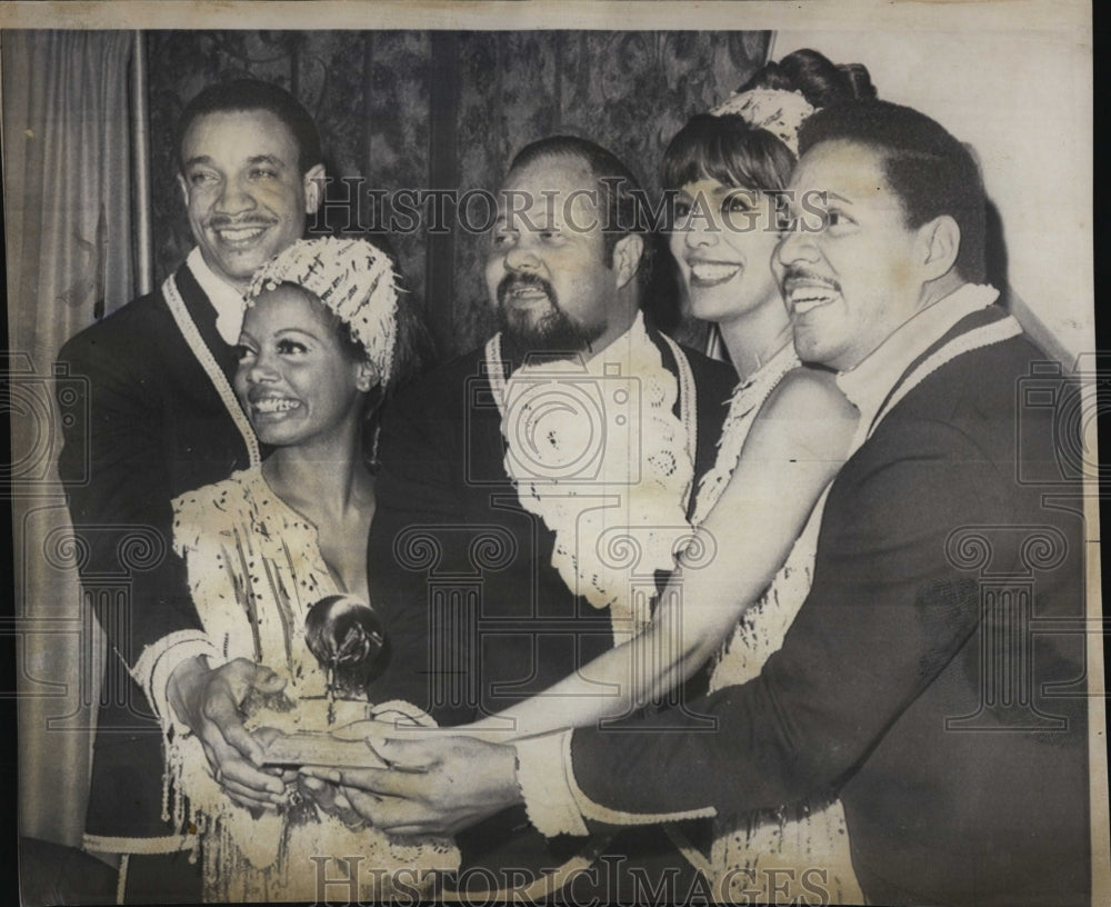1968 Music group "Fifthe Dimension" wins Grammy award  - Historic Images