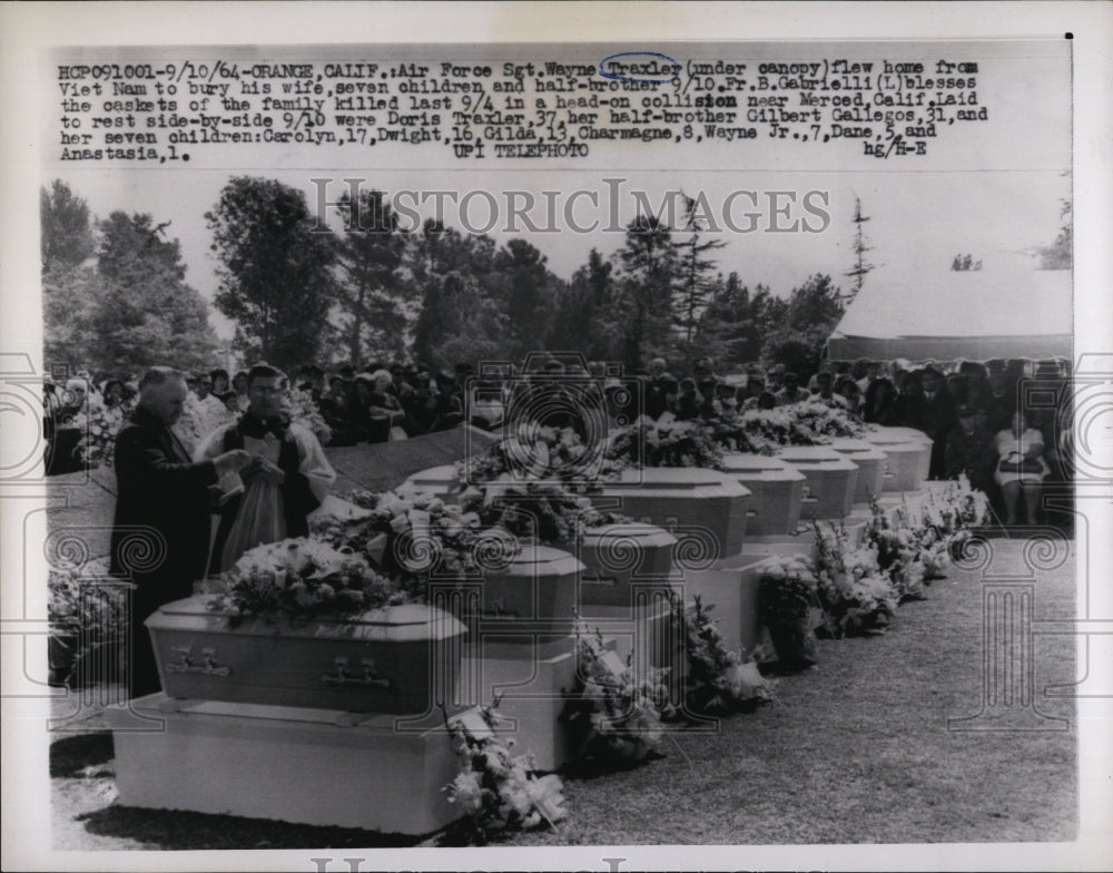 1964 Press Photo Sgt. Wayne Traxley at funeral for his wife and 7 kids - Historic Images