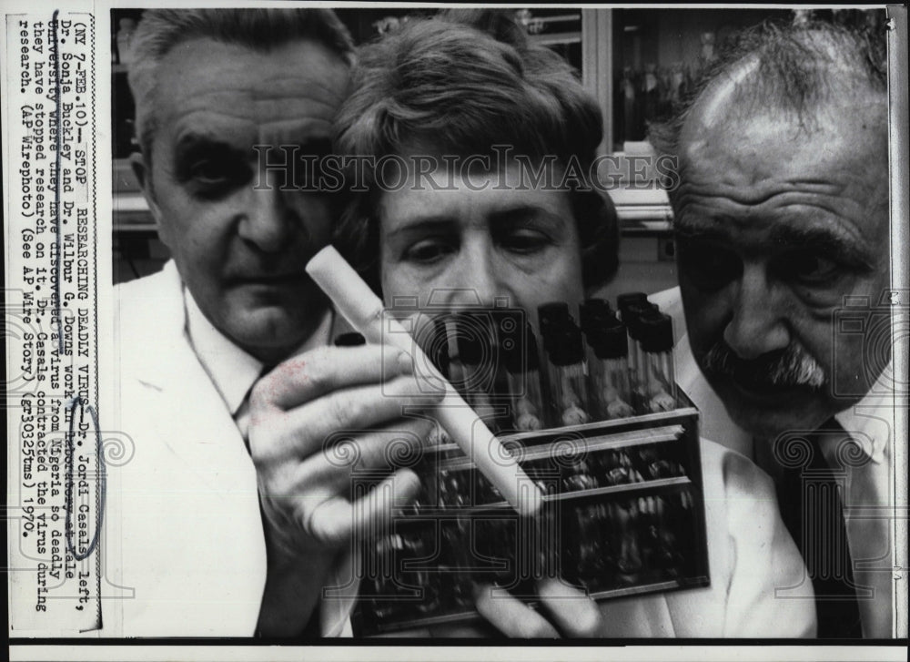 1970 Press Photo Dr. Jordi Casals &amp; Dr. Sonja Buckley holding deadly virus - Historic Images