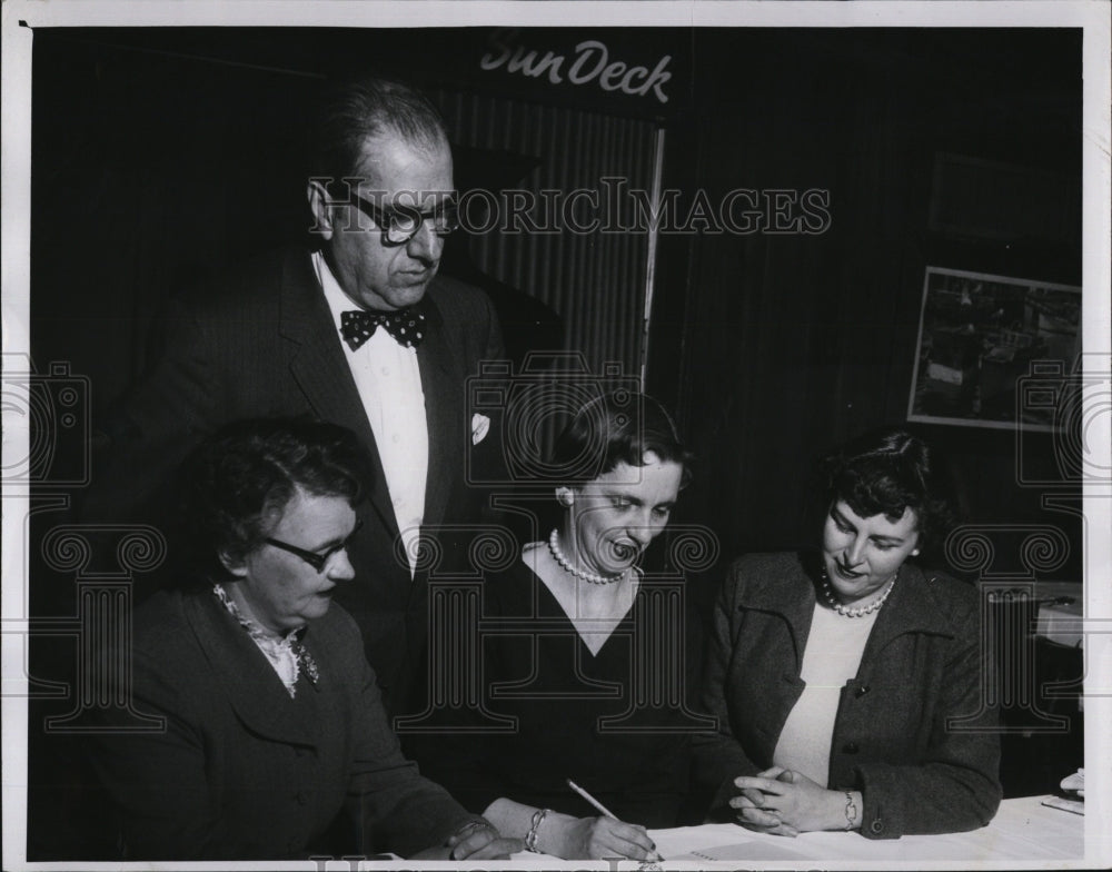 1957 Press Photo Mrs.Warren Pratt,Mrs.Robert Pyne &amp; Mrs, Williams Fashion Show - Historic Images