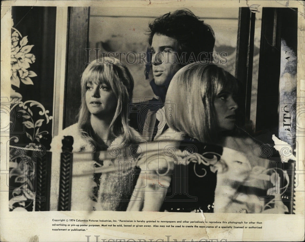 1975 Press Photo Warren Beatty Actor as Hairdresser Shampoo - RSM02241 - Historic Images