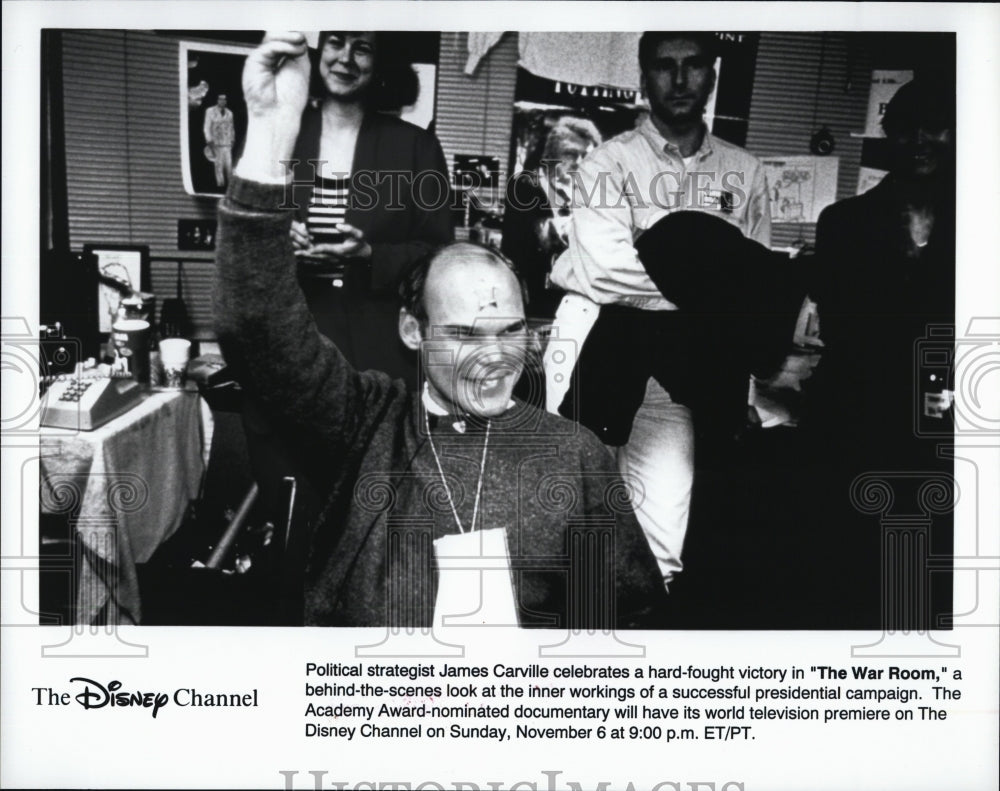 Press Photo Political Strategist James Carville Celebrates Victory In &quot;War Room&quot; - Historic Images