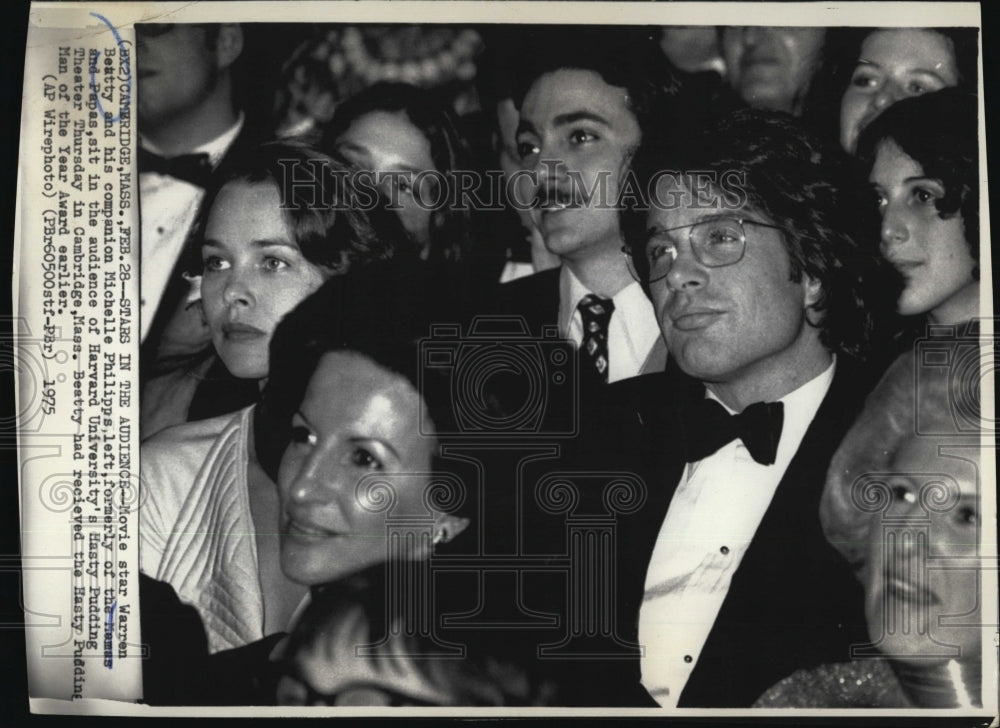 1975 Press Photo Actor Warren Beatty &amp; Michelle Phillips At Harvard University - Historic Images