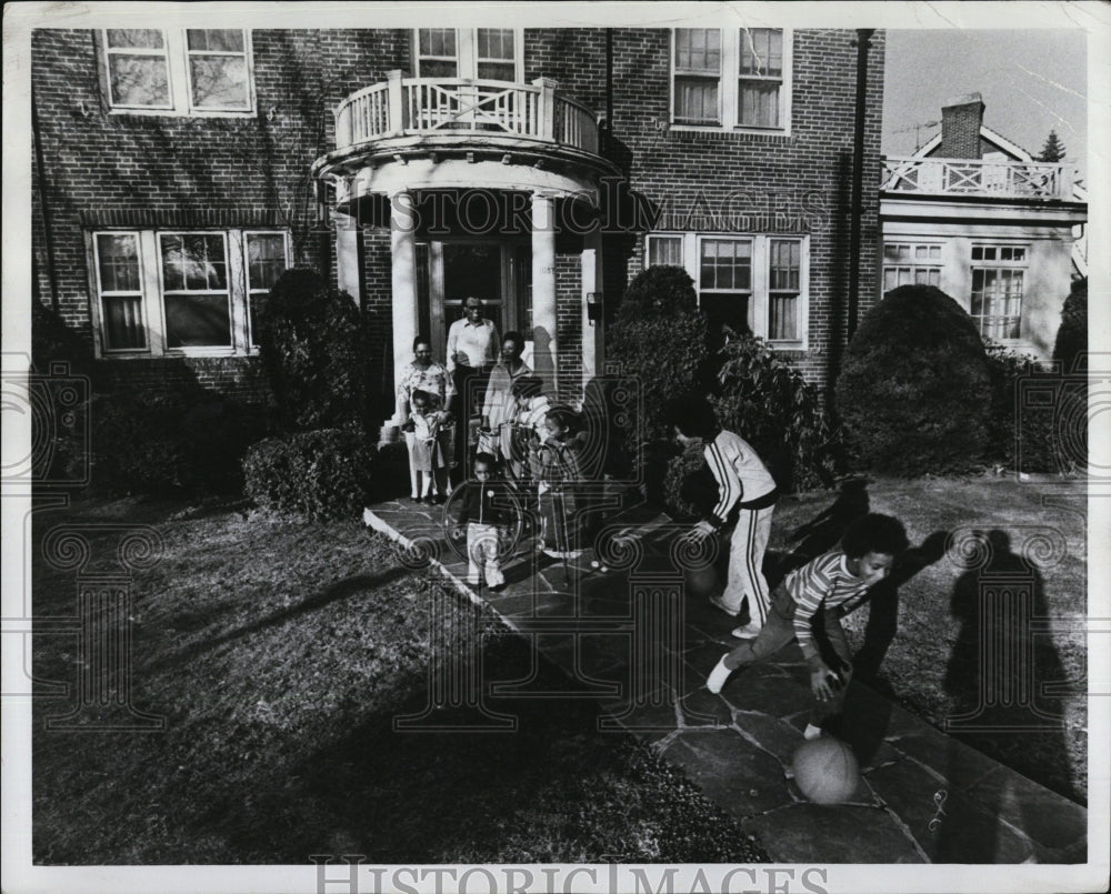 1977 Press Photo Jones Youngsters in front of Their Newton Home - Historic Images