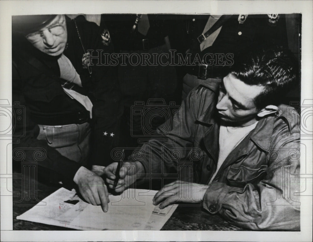 1945 Press Photo Alonzo Ellis Jones Marine Corps Deserter & C.T. Barret Police - Historic Images