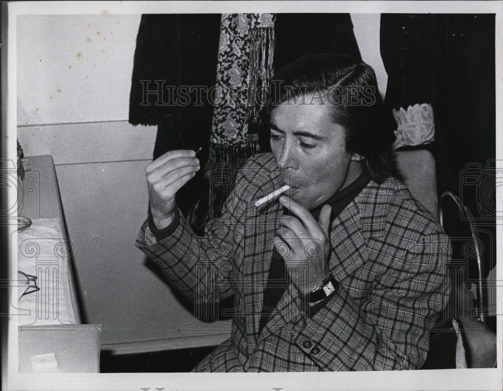 1971 Press Photo Actor Brian Bedford Smokes A Cigarette - RSM02459 - Historic Images