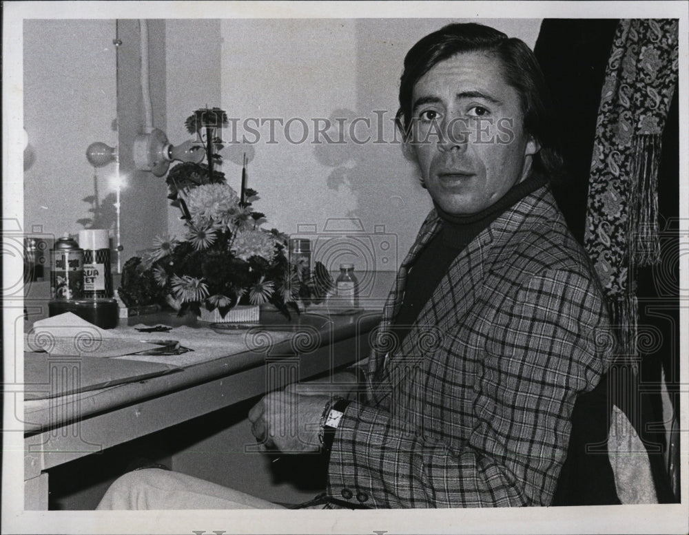 1971 Press Photo Actor Brian Bedford Looks Towards The Camera In Dressing Room - Historic Images