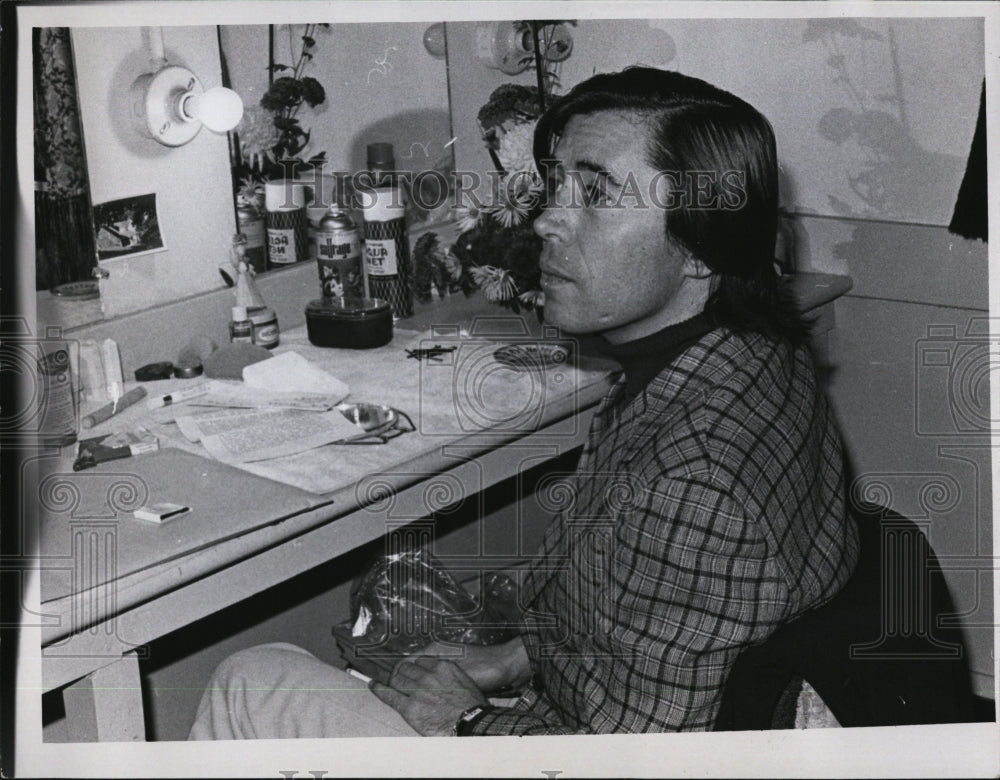 1971 Press Photo Actor Brian Bedford In Dressing Room - RSM02465 - Historic Images