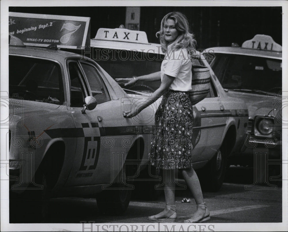 Press Photo Herald-American Reporter Ann Beaton &amp; Taxis - Historic Images