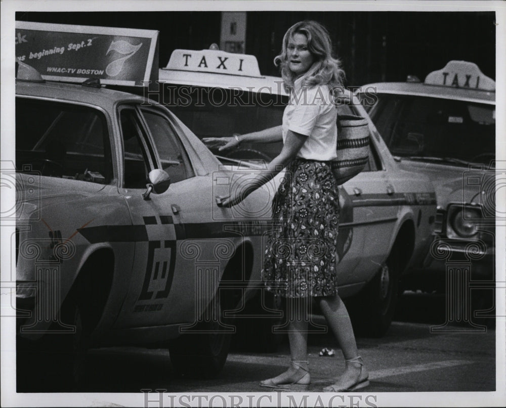 Press Photo Herald-American Reporter Ann Beaton & Taxis - Historic Images