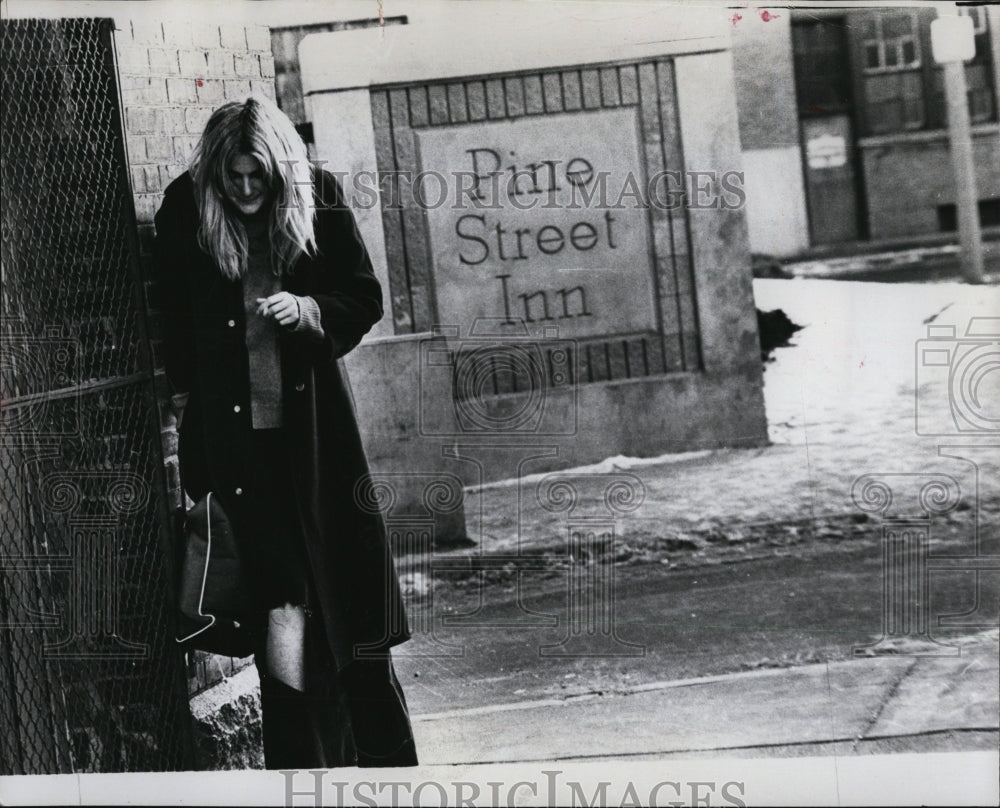 Press Photo Herald-American Newspaper Reporter Anne Beaton Near Pine Street Inn - Historic Images