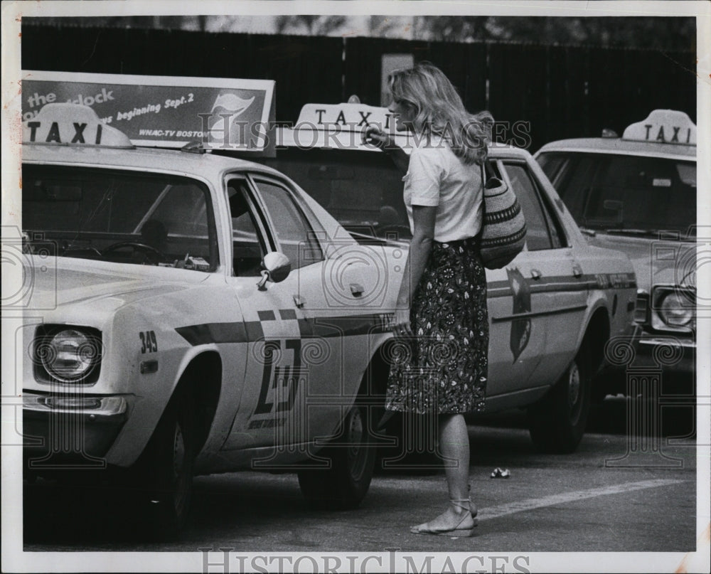 Press Photo Herald-American Reporter Ann Beaton &amp; Taxis - RSM02481 - Historic Images