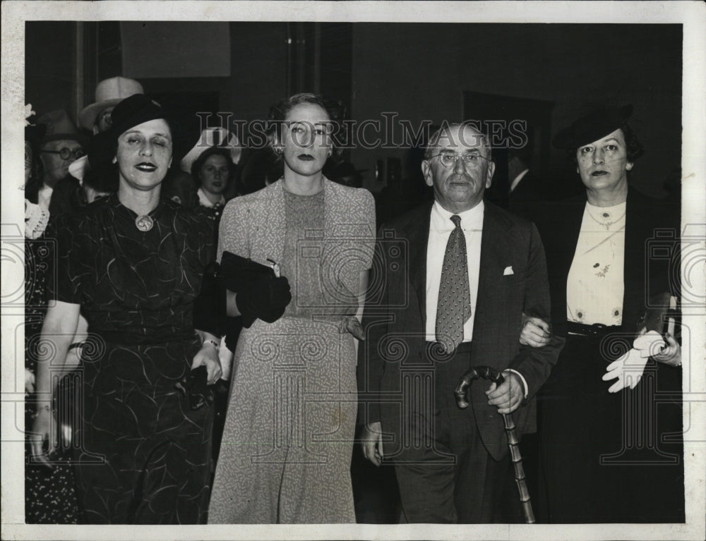 1939 Press Photo Martin Beck on witness stand with wife & daughters - RSM02491 - Historic Images
