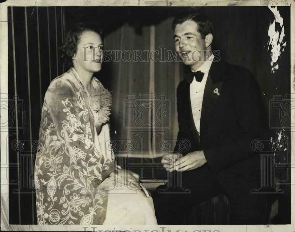 1934 Press Photo Polly Cunningham & Arthur M. Jones At Dance Sitting Down - Historic Images