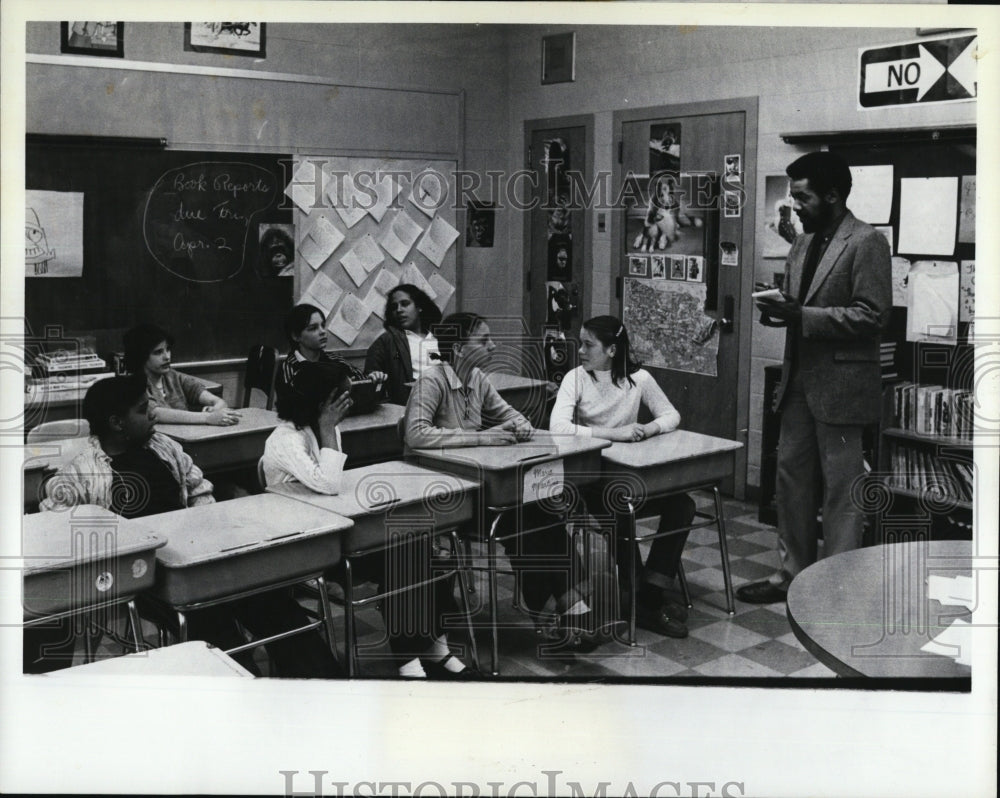 Press Photo Art Jones, Education Editor, Speaks To McCormack School Students - Historic Images