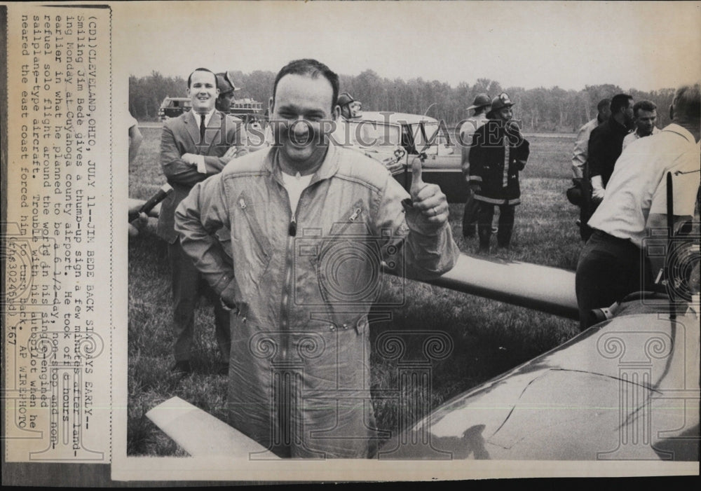 1967 Press Photo Jim Bede after lading at Cuyahoga County Airport - RSM02613 - Historic Images