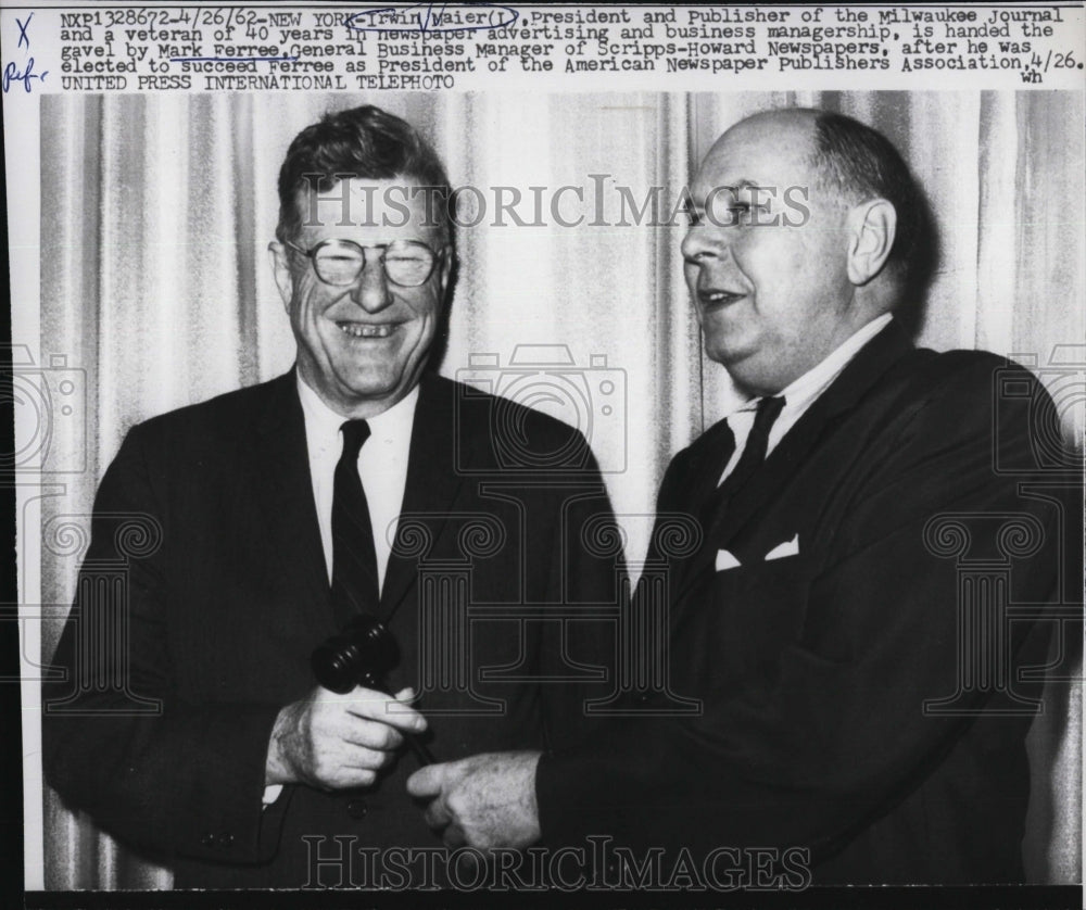1962 Press Photo Irwin Maier President of Milwaukee Journal & Mark Ferree S - Historic Images