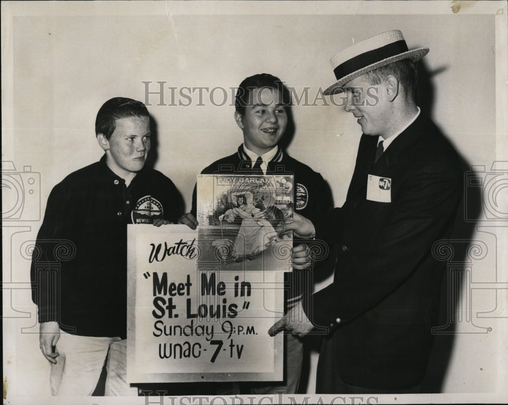 1959 Joe Mahoney Presents Record To Newspaper Boys Billy &amp; Joe-Historic Images