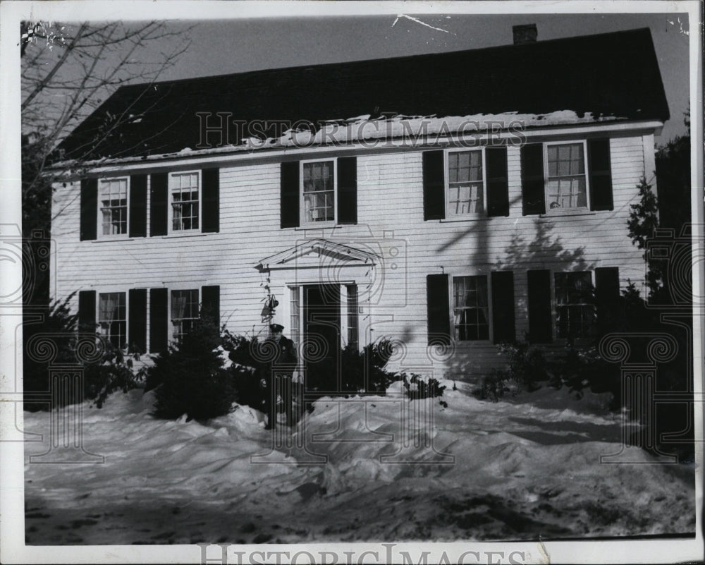1976 Press Photo Police Officer Tom Flynn Leaves Mahoney Family Home On Whipple - Historic Images