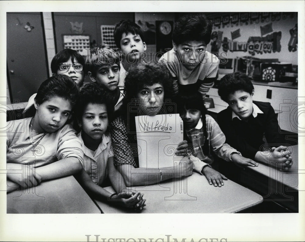 1984 Press Photo Teacher Christina Haroian With Folder Of Wilfredo Torres - Historic Images