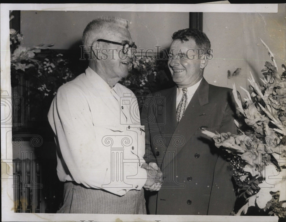 1951 Press Photo Chas.R. McCauley &amp; Successor Thos. J. Maguire At Police HQ - Historic Images