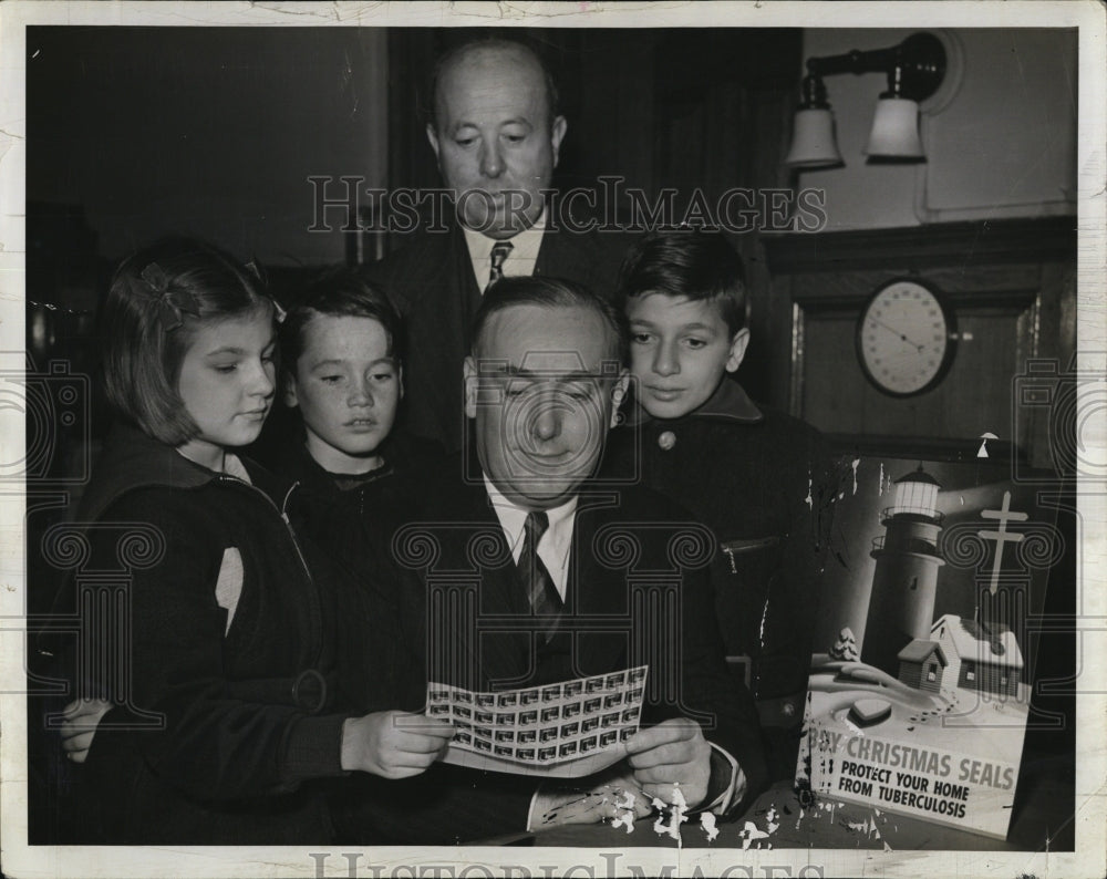 1941 Press Photo Henry C. McKenna Chairman Of Christmas Seal Sale Committee - Historic Images