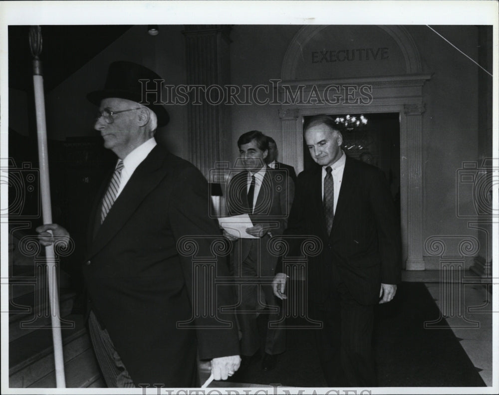 1990 Press Photo Paul Mahoney Sworn In At State House - Historic Images