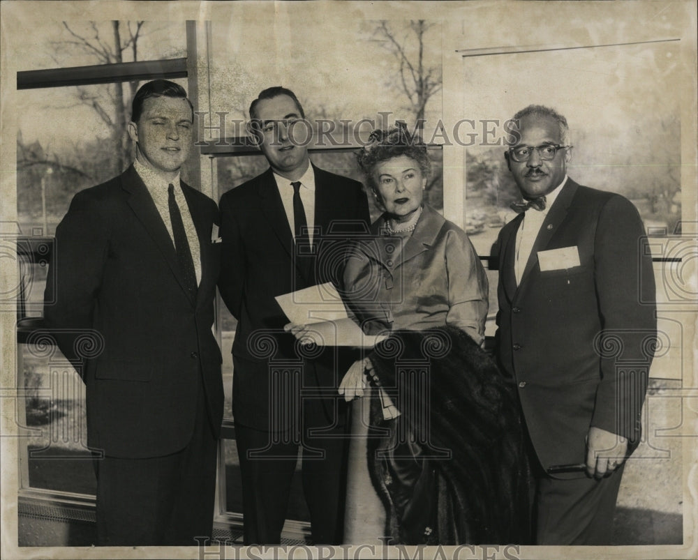 1960 Press Photo Boston College Robert Falise, Mrs Mildred Mahoney &amp; A.B. Mapp - Historic Images