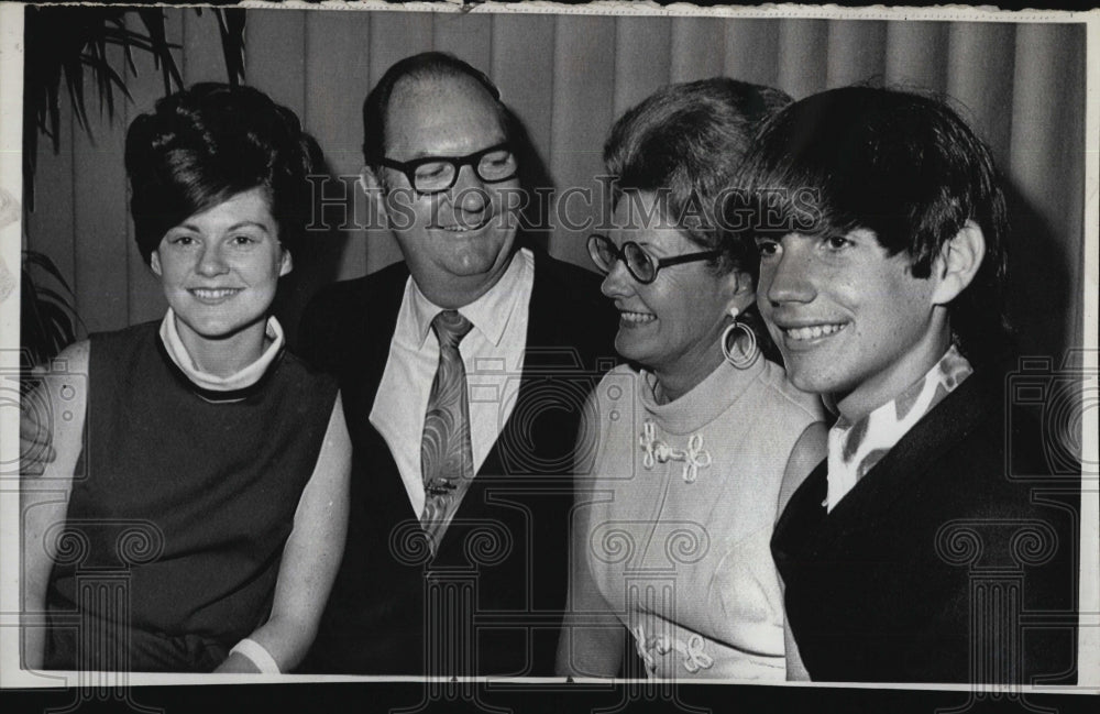 1973 Press Photo US Rep William O Mills Found Dead Photo with Family - RSM02955 - Historic Images