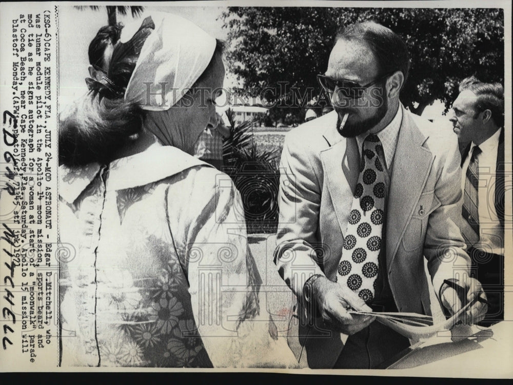 1971 Press Photo Pilot Edgard D.Mitchell of Apollo 14 signs autograph. - Historic Images