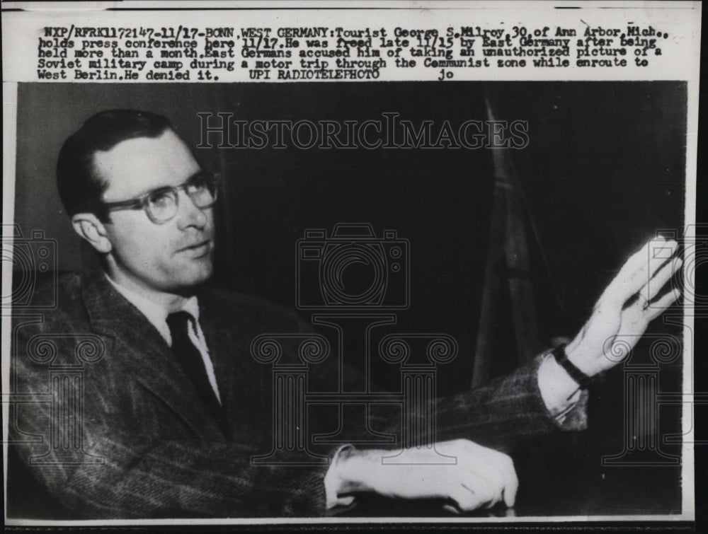 1958 Press Photo George Milroy In a press conference in Bonn West Germany - Historic Images