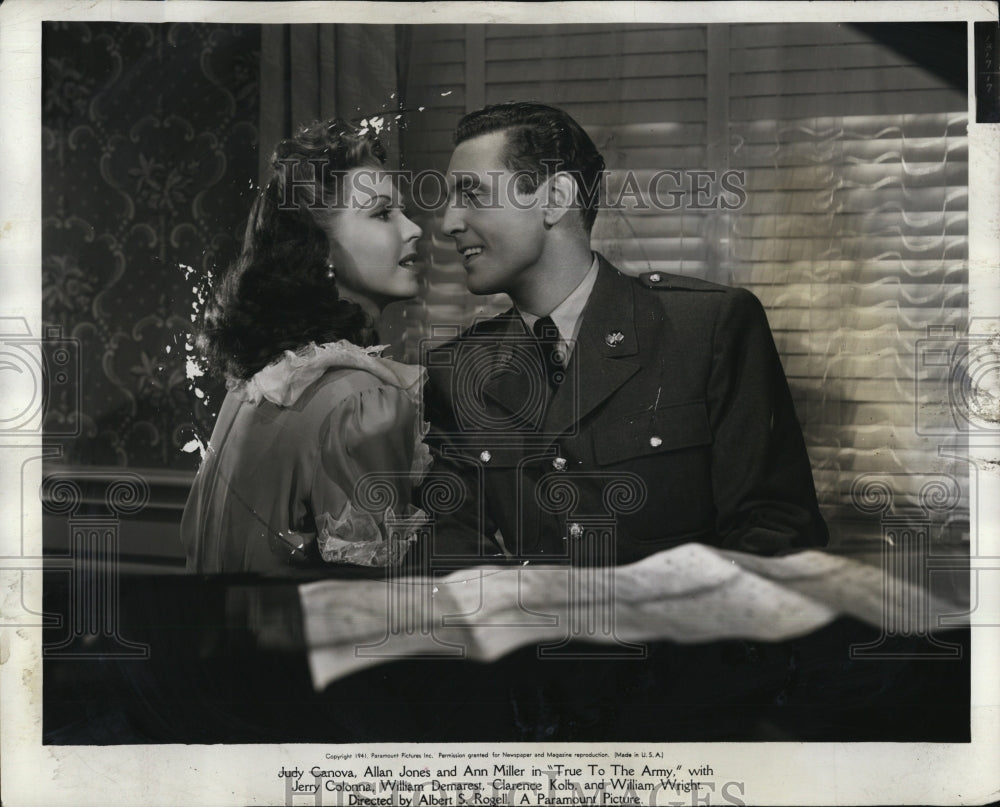 1942 Press Photo Actress Ann Miller &amp; Allan Jones In &quot;True To The Army&quot; - Historic Images